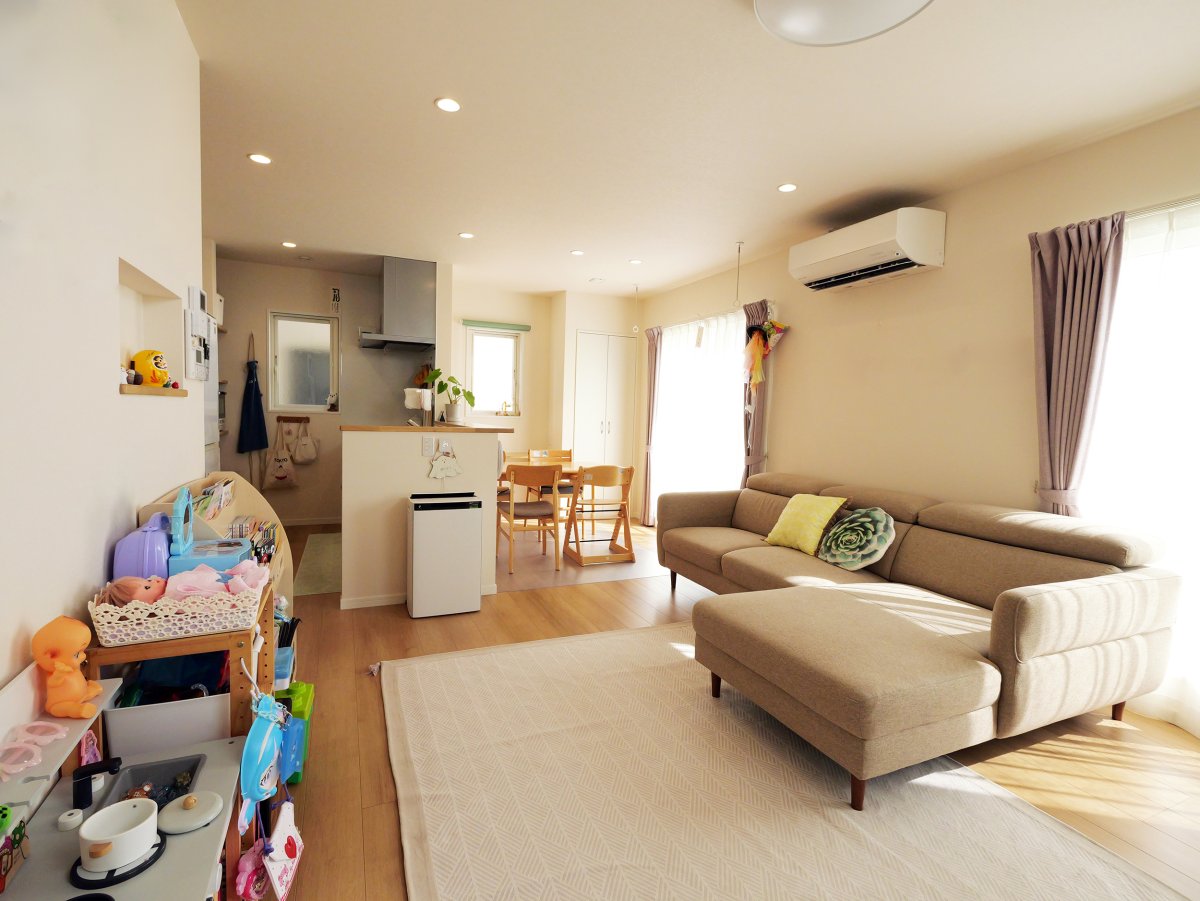 明るく風通しのいいリビング、ニッチや造作棚など細かな希望も叶えた理想の住まい