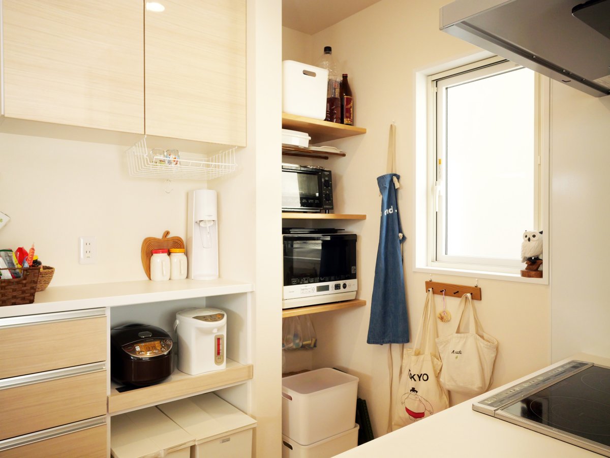 明るく風通しのいいリビング、ニッチや造作棚など細かな希望も叶えた理想の住まい