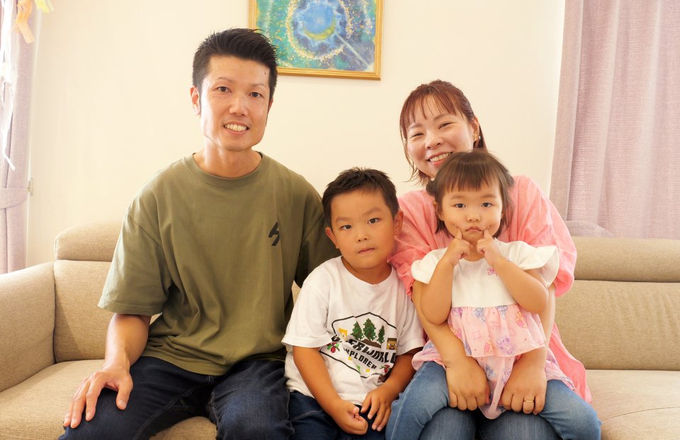 明るく風通しのいいリビング、ニッチや造作棚など細かな希望も叶えた理想の住まい