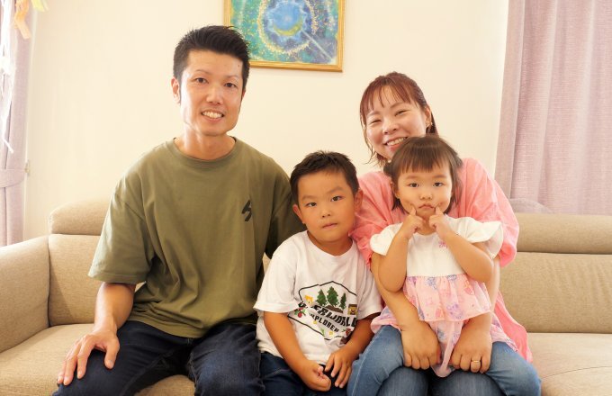 明るく風通しのいいリビング、ニッチや造作棚など細かな希望も叶えた理想の住まい