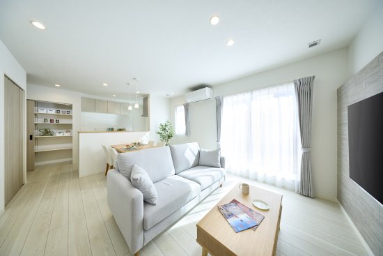 柔らかな光が包む、ホワイト基調のナチュラルモダンな家