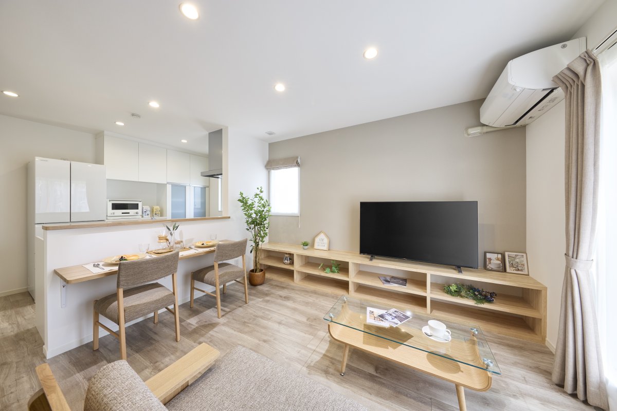 カフェのようなカウンターと、多目的に使えるスペースがある家