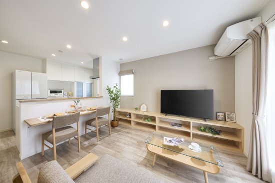 カフェのようなカウンターと、多目的に使えるスペースがある家