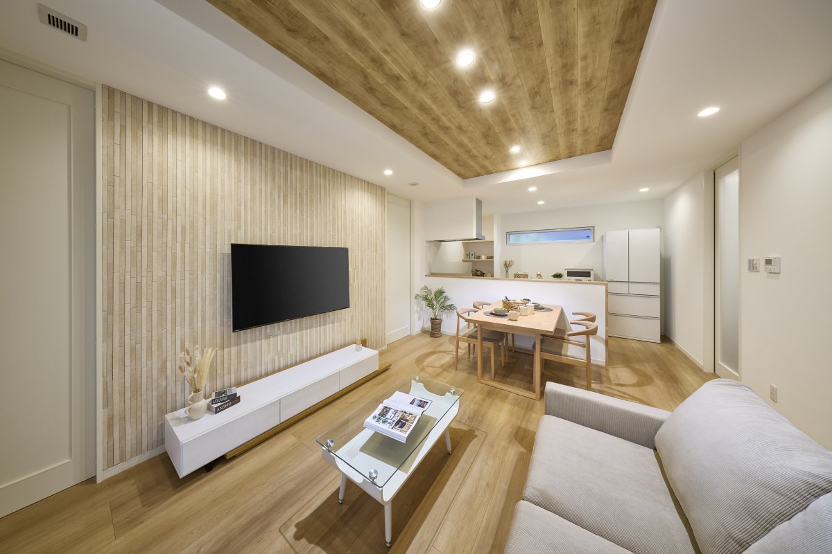 木の温もりとデザイン壁が調和する、ナチュラルモダンの家