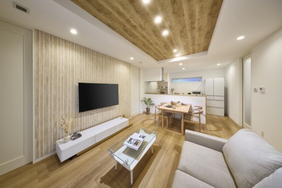 木の温もりとデザイン壁が調和する、ナチュラルモダンの家