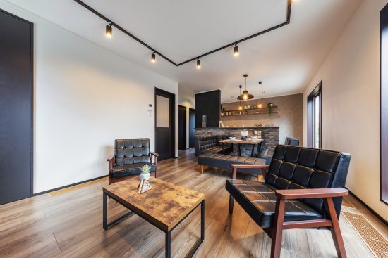 カフェスタイルの大人なインダストリアルリビングの家