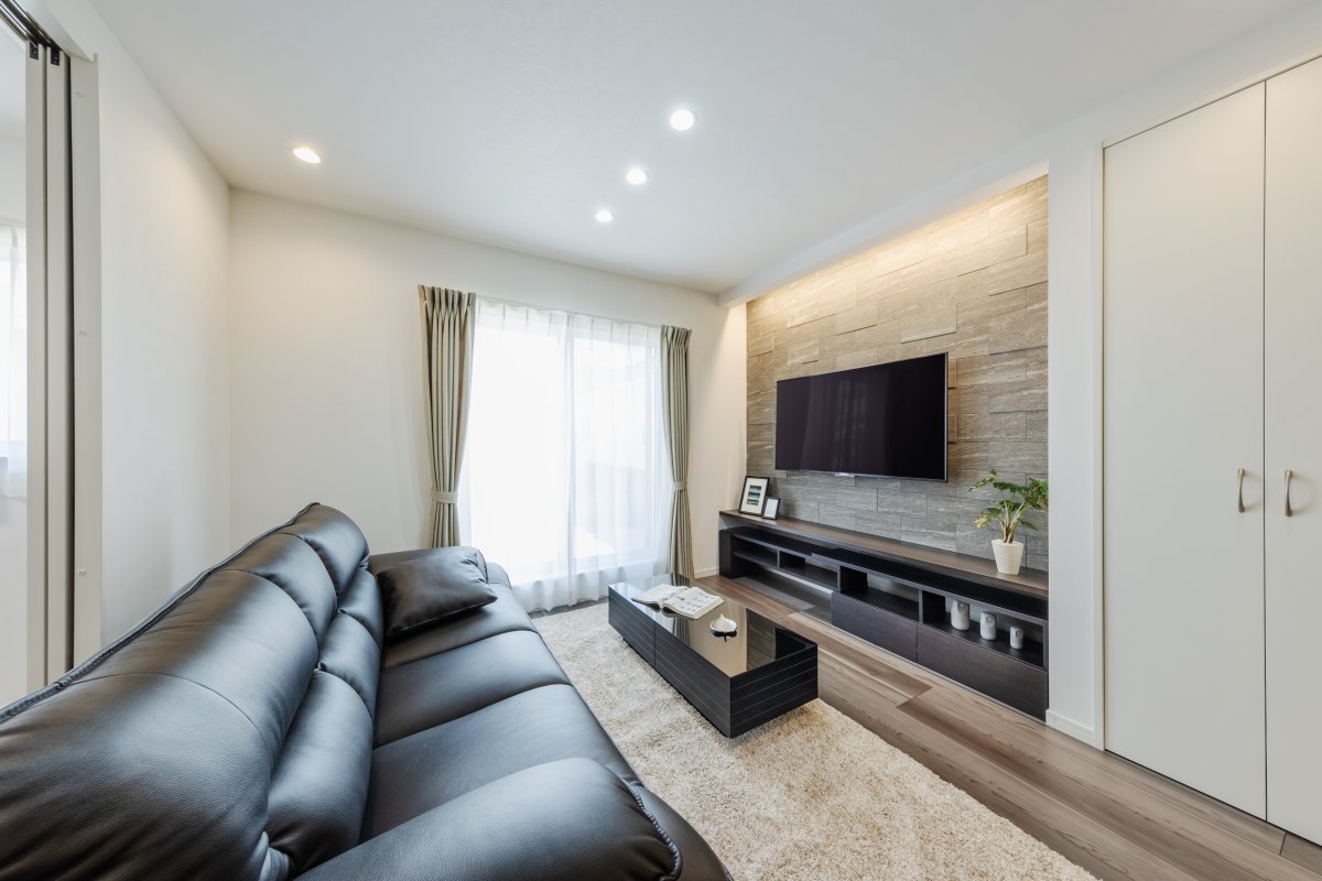 光と影が織りなす、モノトーンモダンの家