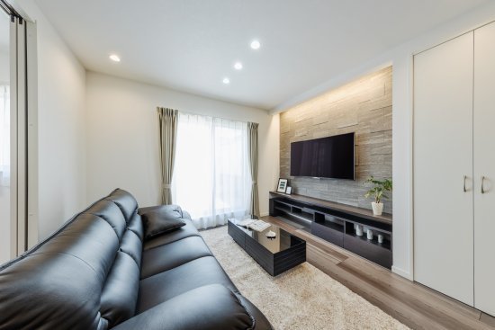 光と影が織りなす、モノトーンモダンの家