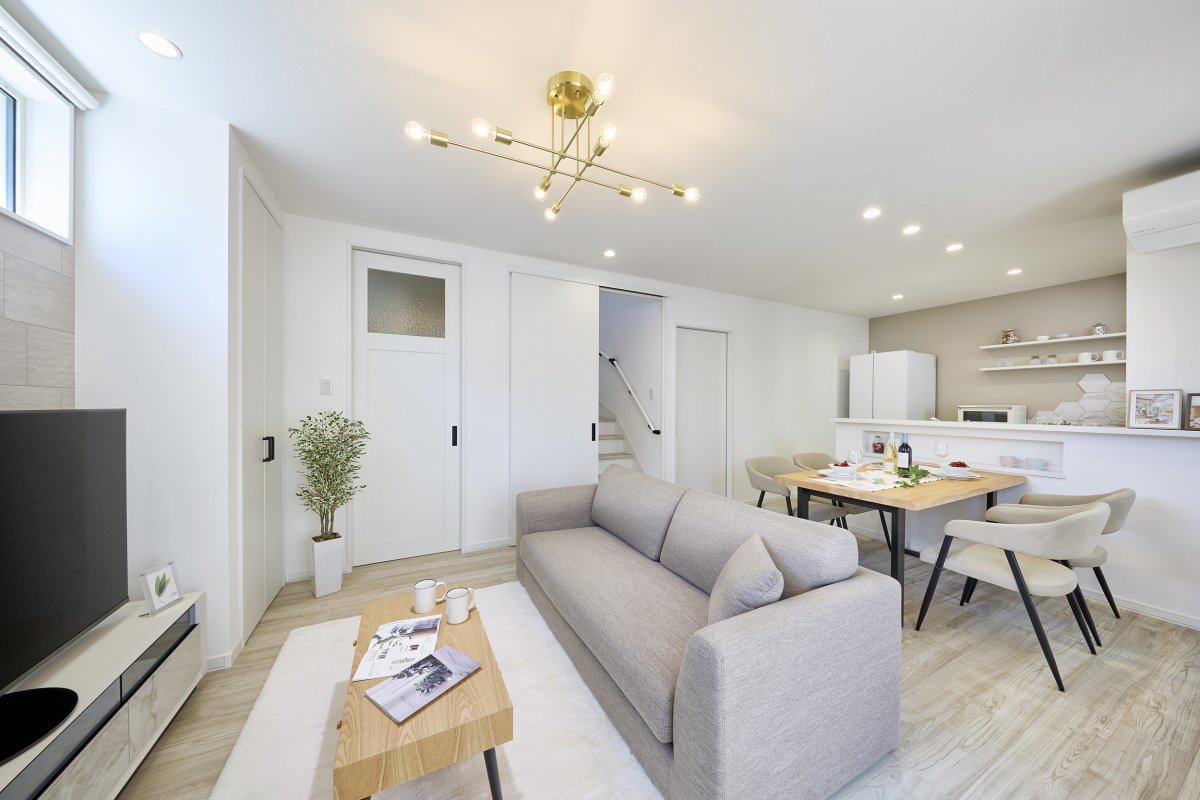 グレージュ×タイルで魅せるホテルライクな家