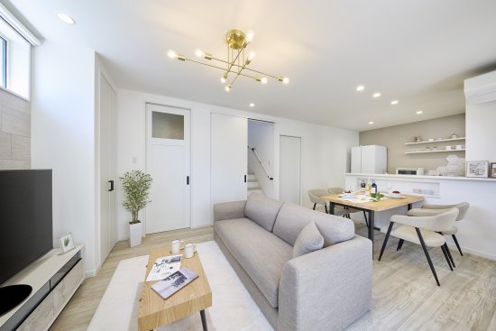 グレージュ×タイルで魅せるホテルライクな家