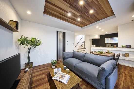 板張り天井と古材タイルが映える上質なデザインの家