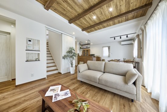 素材感と動線にこだわったリビング階段の家