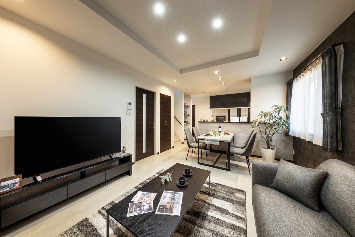 洗練されたモノトーンが紡ぐ、ホテルライクな心地よい住まい