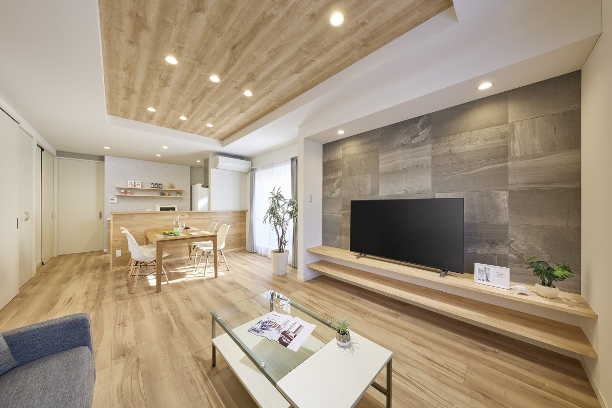 折り上げ天井が広がりを生む、ナチュラル空間の家