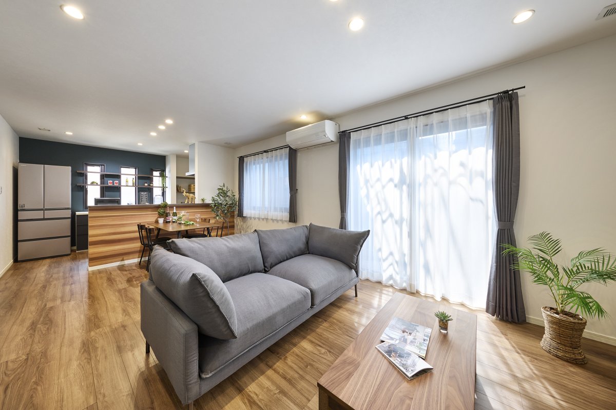 グリーンが映えるカフェスタイルの家