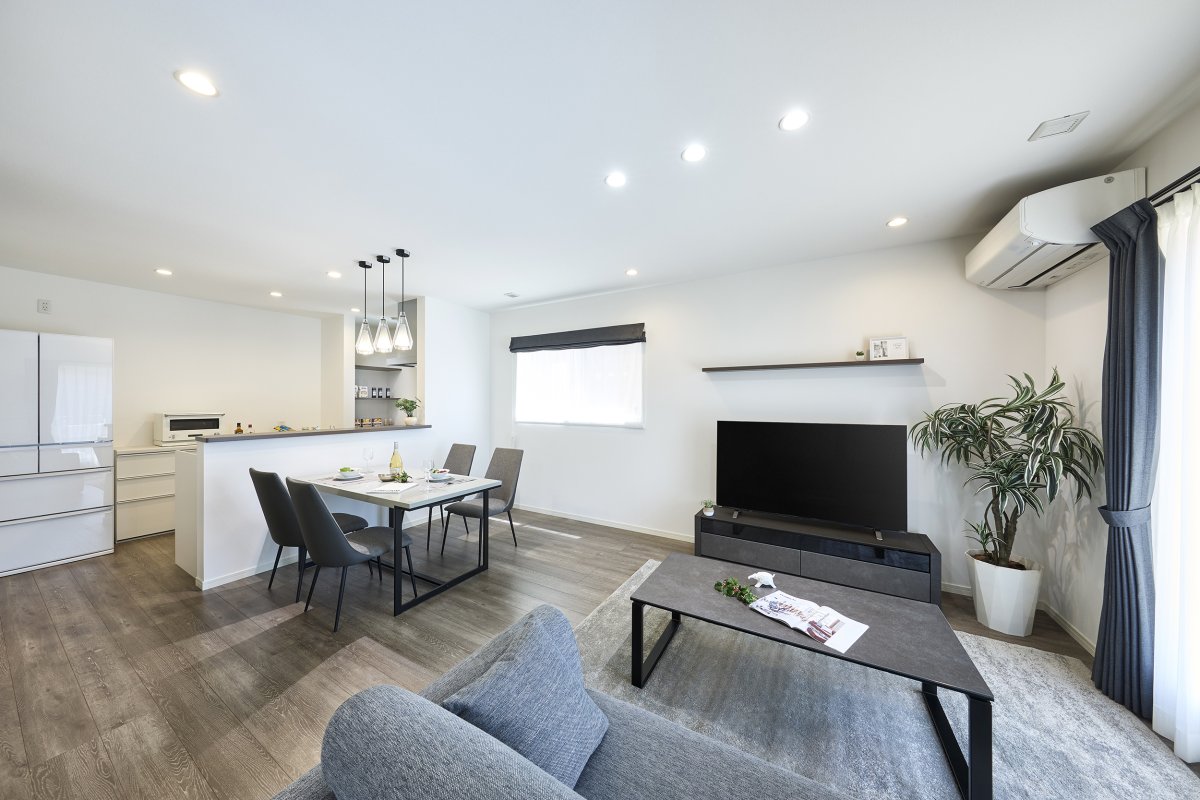 白を基調にした美しいシンプルデザインの家