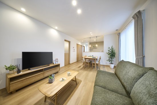 やさしい木目とグレーが調和するナチュラルテイストの家