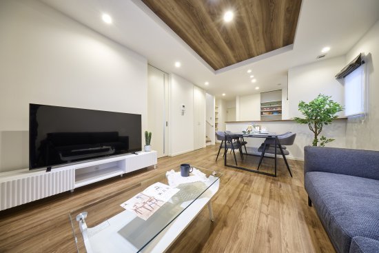 収納スペースが豊富な濃い木目と白が映える家